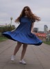 Mėlyna taškuota suknelė su volanu